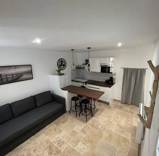 Logement T2 Au Coeur Du Village *